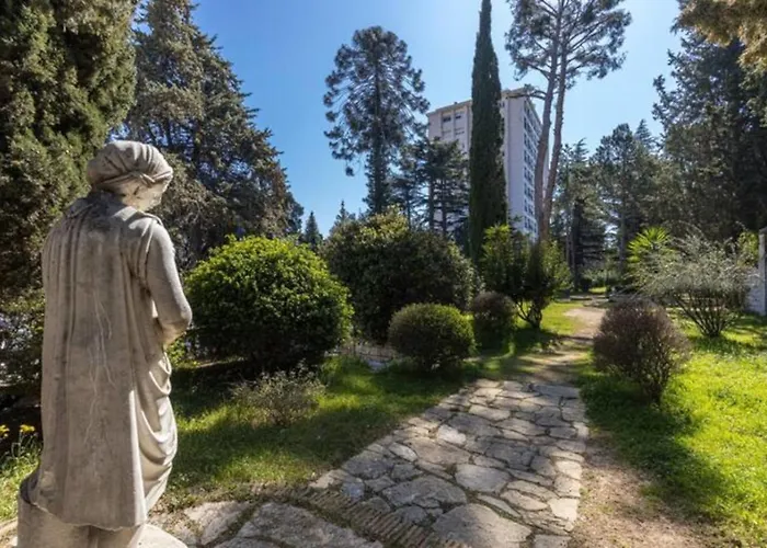 Extra Spacious 5 Min Walk To Sea & Tram